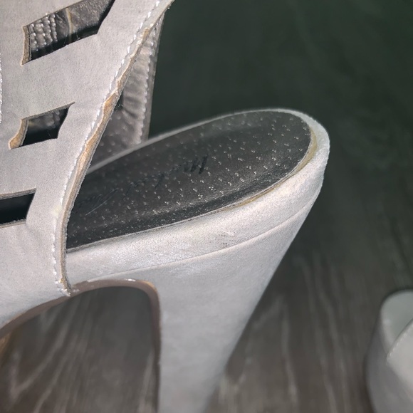 Michael Antonio Timber - Light Grey - Picture 8 of 8